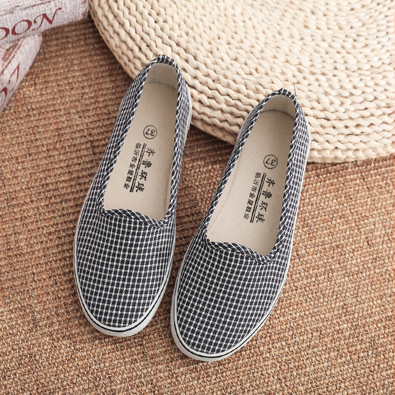 Slip-on tenisky z plátna, priedušný horný diel, vulkanizovaná protišmyková podrážka; plochý podpätok, okrúhla špička