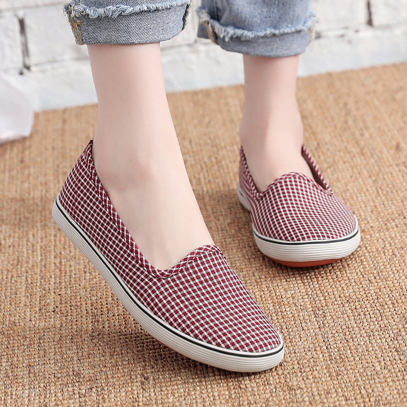 Slip-on tenisky z plátna, priedušný horný diel, vulkanizovaná protišmyková podrážka; plochý podpätok, okrúhla špička