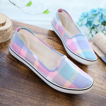 Dámske slip-on tenisky z plátna – priedušné, protišmyková mäkká podrážka, plátenný vrchnok, nízky otvor, kruhová špička, vulkanizovaná podrážka, bavlnená podšívka