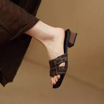 Dámske sandále s štvorcovým nosom, otvorené prsty, pletený jednopásový remienok; vrchný materiál ľan; podrážka EVA; pruhovaný vzor