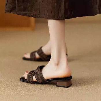 Dámske sandále s štvorcovým nosom, otvorené prsty, pletený jednopásový remienok; vrchný materiál ľan; podrážka EVA; pruhovaný vzor