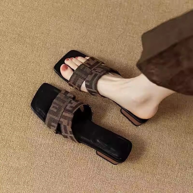 Dámske sandále s štvorcovým nosom, otvorené prsty, pletený jednopásový remienok; vrchný materiál ľan; podrážka EVA; pruhovaný vzor