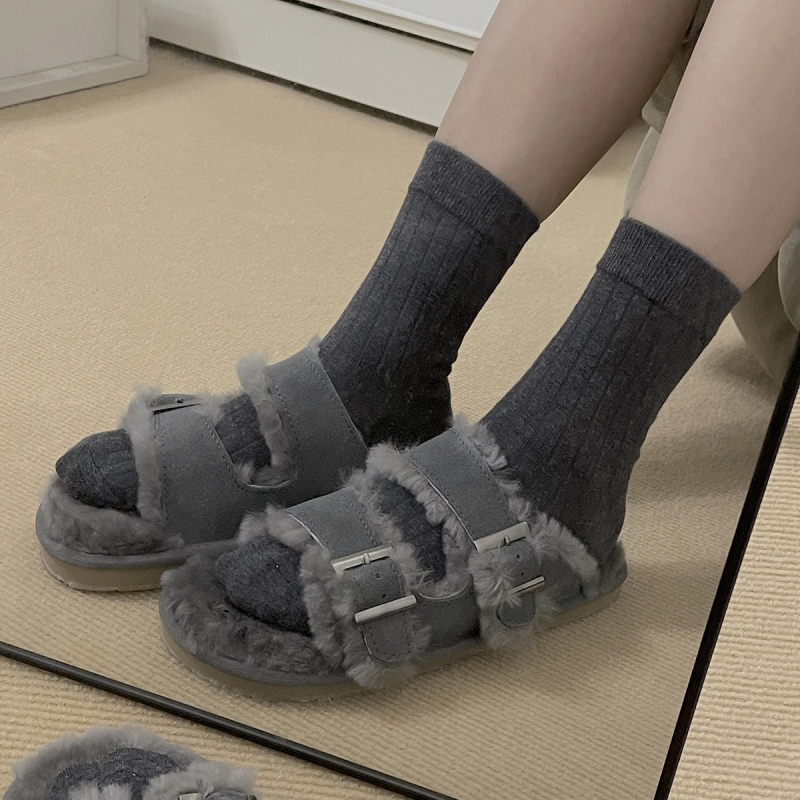 Dámske semišové papuče s fleecovou podšívkou, guľatá špička, gumová podrážka, zapínanie na pracku