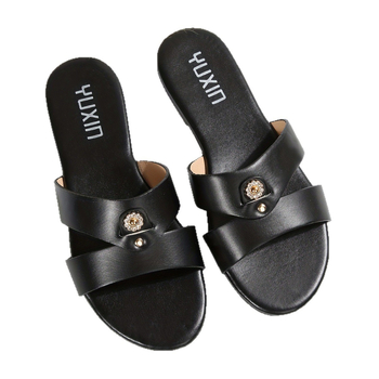 Dámske sandále s jedným remienkom, vrchná časť z syntetickej kože, slip-on dizajn, plastová podrážka, plochá päta.