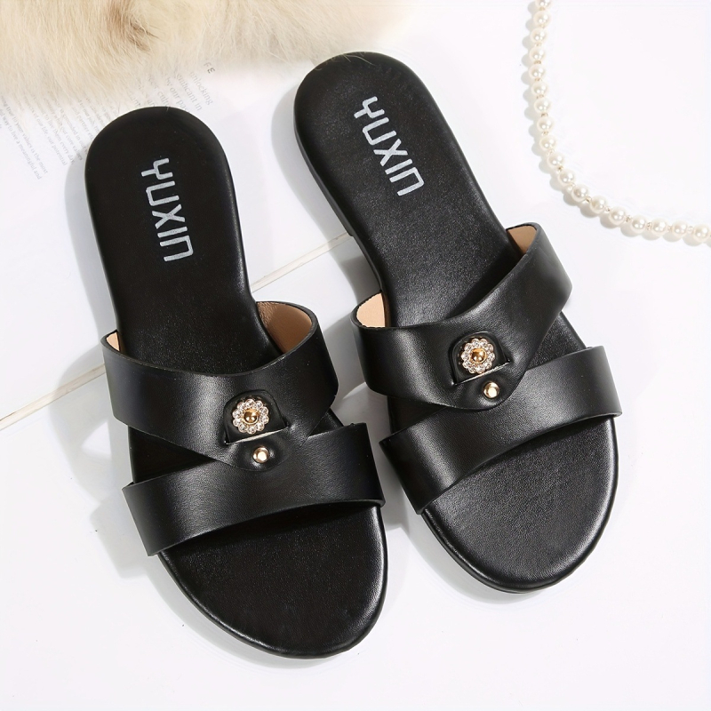 Dámske sandále s jedným remienkom, vrchná časť z syntetickej kože, slip-on dizajn, plastová podrážka, plochá päta.