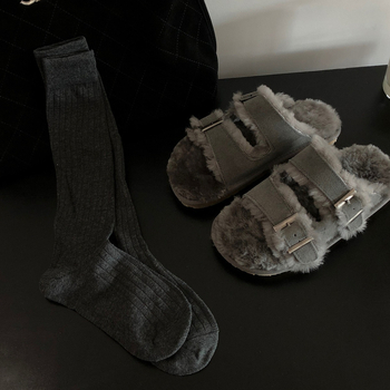 Topánky Birkenstock štýlu s hrubou podrážkou, vrchný materiál z teľacej semiš, VNútorná výstelka z umelej krátkej chlpatiny, gumová podrážka, zapínanie s prackou