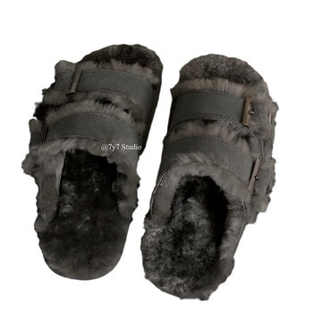 Topánky Birkenstock štýlu s hrubou podrážkou, vrchný materiál z teľacej semiš, VNútorná výstelka z umelej krátkej chlpatiny, gumová podrážka, zapínanie s prackou