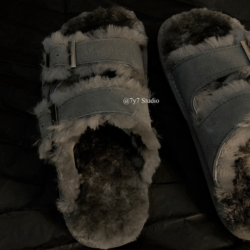 Topánky Birkenstock štýlu s hrubou podrážkou, vrchný materiál z teľacej semiš, VNútorná výstelka z umelej krátkej chlpatiny, gumová podrážka, zapínanie s prackou