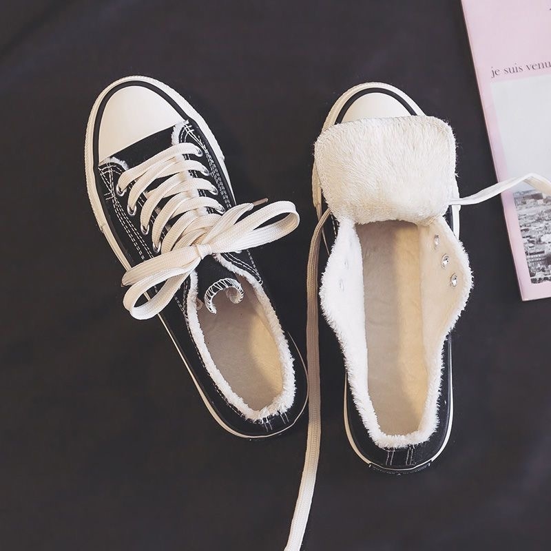 Canvasové topánky s vrchnou časťou z plátna, fleecovou výstelkou, vulkanizovanou gumovou podrážkou, šnúrkami, nízkym profilom