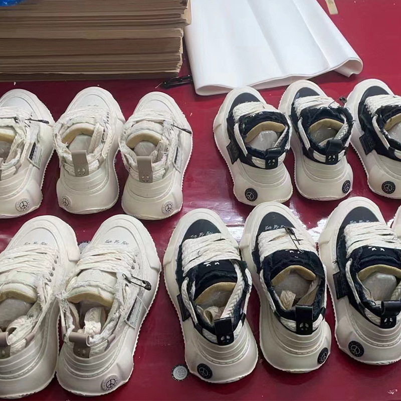 Tenisky z plátna pre dospelých – denim vrchný materiál, vulkanizovaná konštrukcia, nízky vrch, hrubá podrážka, motív s úsmevom, priedušné