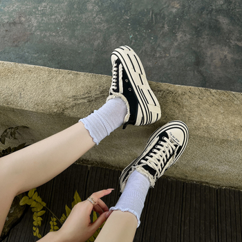 Unisex tenisky z plátna s skrytým podpätkom, hrubá gumová podrážka, zväčšenie výšky, zapínanie na šnúry vpredu i vzadu, jesenný casual štýl