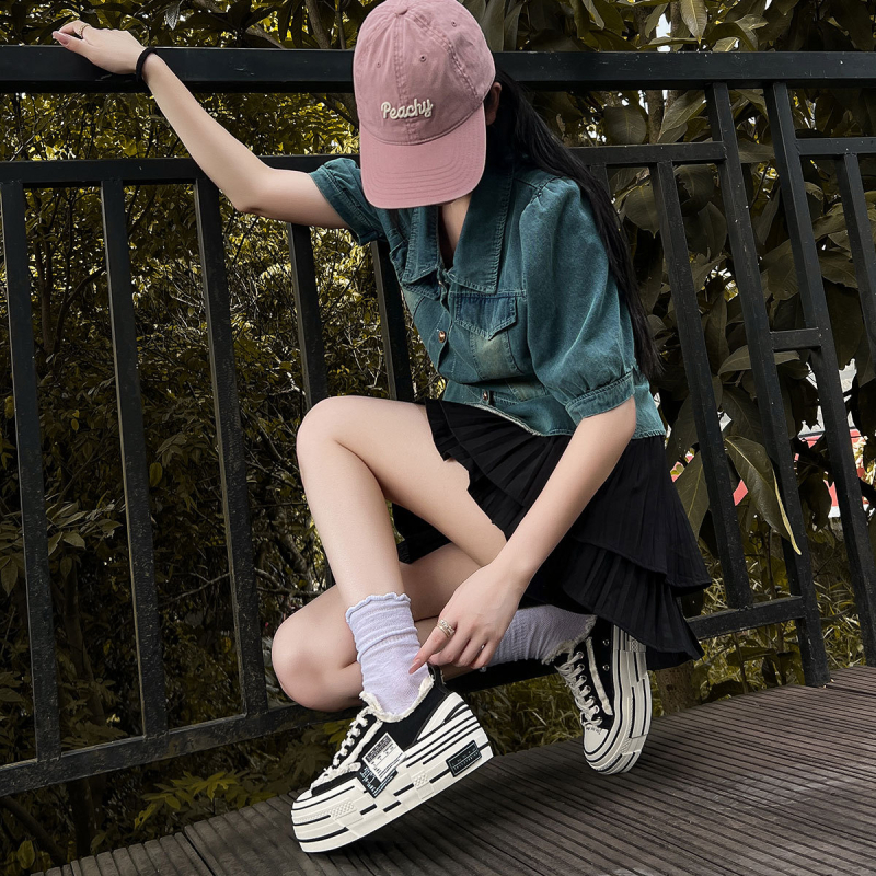 Unisex tenisky z plátna s skrytým podpätkom, hrubá gumová podrážka, zväčšenie výšky, zapínanie na šnúry vpredu i vzadu, jesenný casual štýl