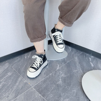 Dámske vysoké plátenné tenisky, okrúhla špička, matná kožená vrchná časť, šnúrky, gumová podrážka