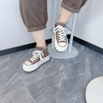 Dámske vysoké plátenné tenisky, okrúhla špička, matná kožená vrchná časť, šnúrky, gumová podrážka