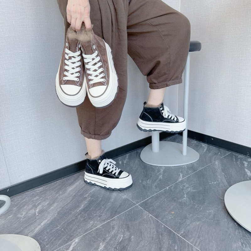 Dámske vysoké plátenné tenisky, okrúhla špička, matná kožená vrchná časť, šnúrky, gumová podrážka