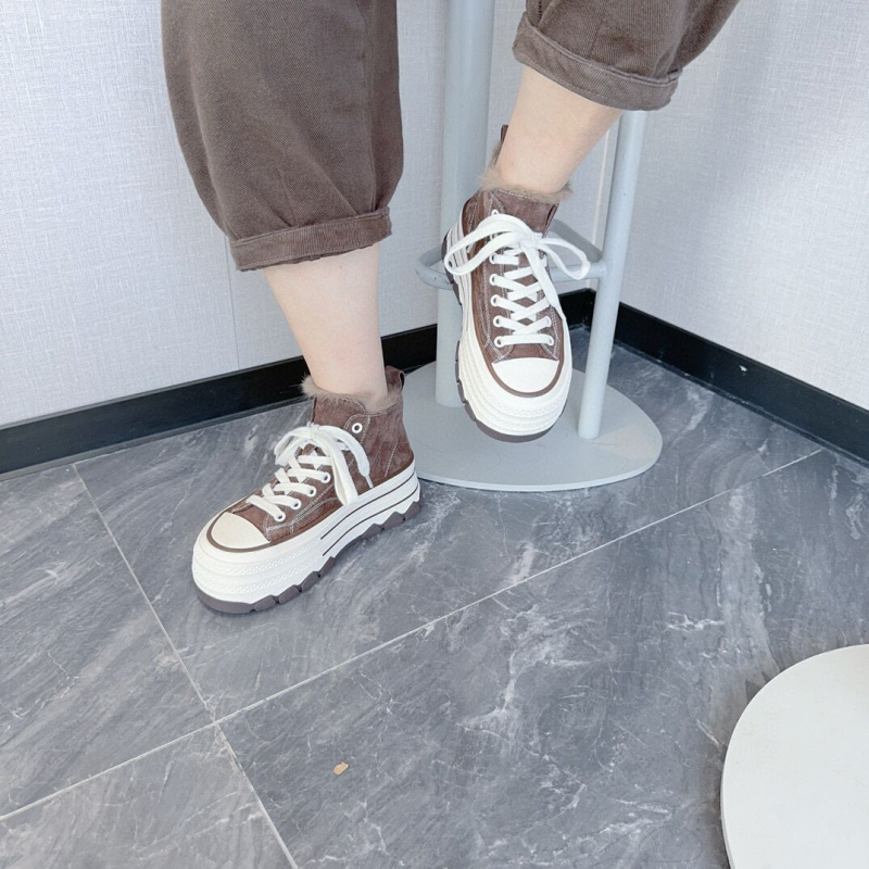 Dámske vysoké plátenné tenisky, okrúhla špička, matná kožená vrchná časť, šnúrky, gumová podrážka