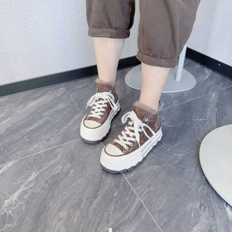 Dámske vysoké plátenné tenisky, okrúhla špička, matná kožená vrchná časť, šnúrky, gumová podrážka