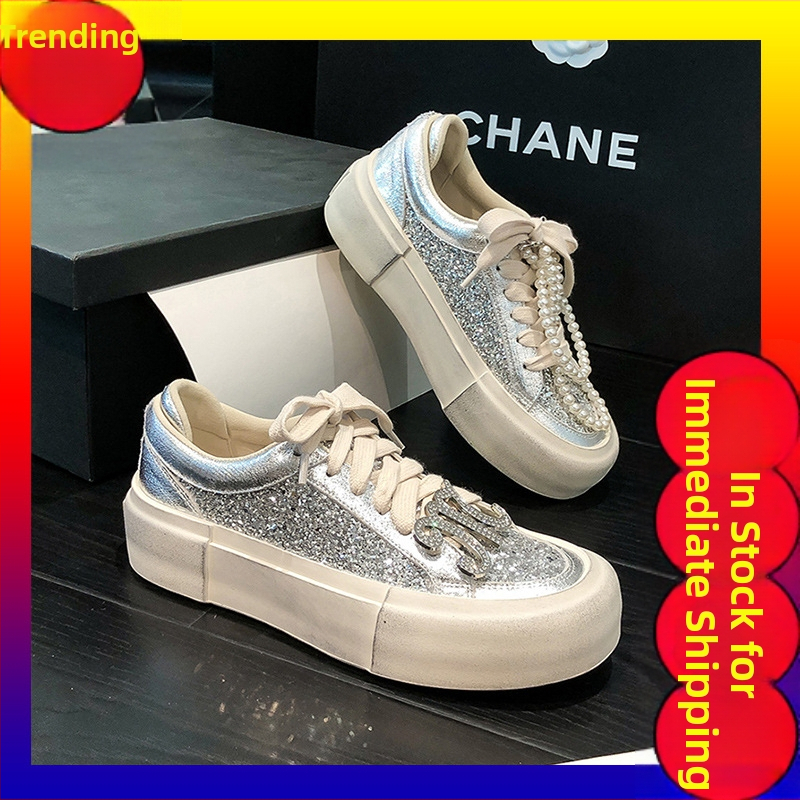 Kórejský štýl platformové tenisky s flitrami, vrchná časť z plátna, gumová podrážka, zapínanie na šnúrky vpredu, zvyšujú výšku