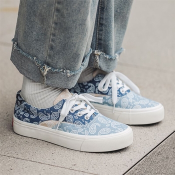 Tenisky z plátna, nízky profil, konopná výstelka, šnúrky, gumová podrážka