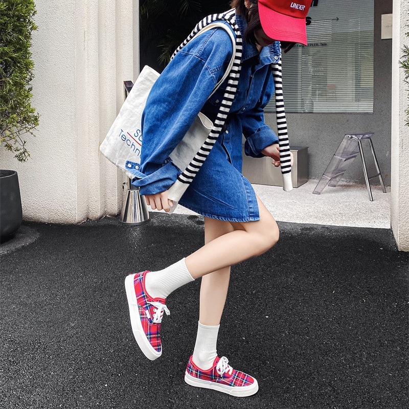 Dámske kárované plátené tenisky – vulkanizovaná gumová podrážka, šnúrky vpredu, priedušné, nízky profil