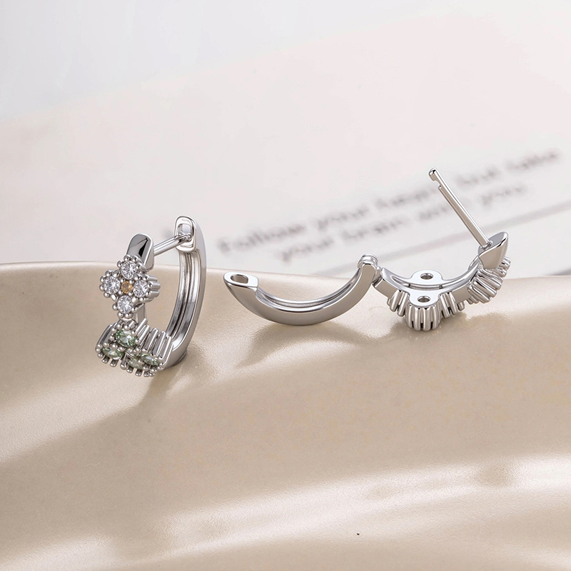 Unisex vintage náušnice na piercing ucha – malé kvietky, mikro zirkón, rovný kolík, Hensen Jewelry