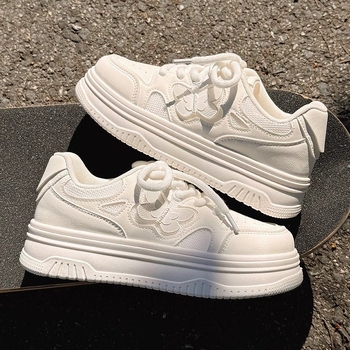 Platformové tenisky s hrubou podrážkou, PU vrchná časť, okrúhla špička, 3–5 cm stredný podpätok, viazanie na šnúrky