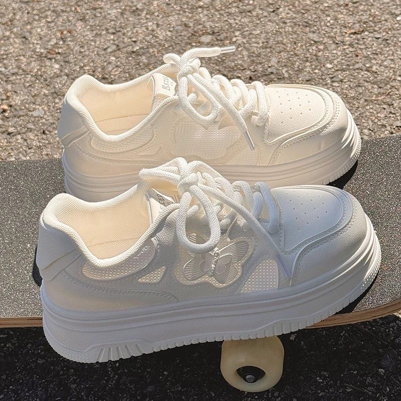 Platformové tenisky s hrubou podrážkou, PU vrchná časť, okrúhla špička, 3–5 cm stredný podpätok, viazanie na šnúrky