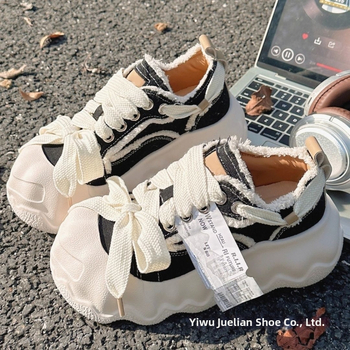 Canvas tenisky s hrubou platformou, vrchná časť z kanvasu, podrážka z peny, zapínanie šnúrkami, PU stielka