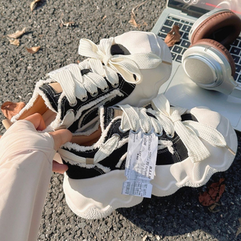 Canvas tenisky s hrubou platformou, vrchná časť z kanvasu, podrážka z peny, zapínanie šnúrkami, PU stielka