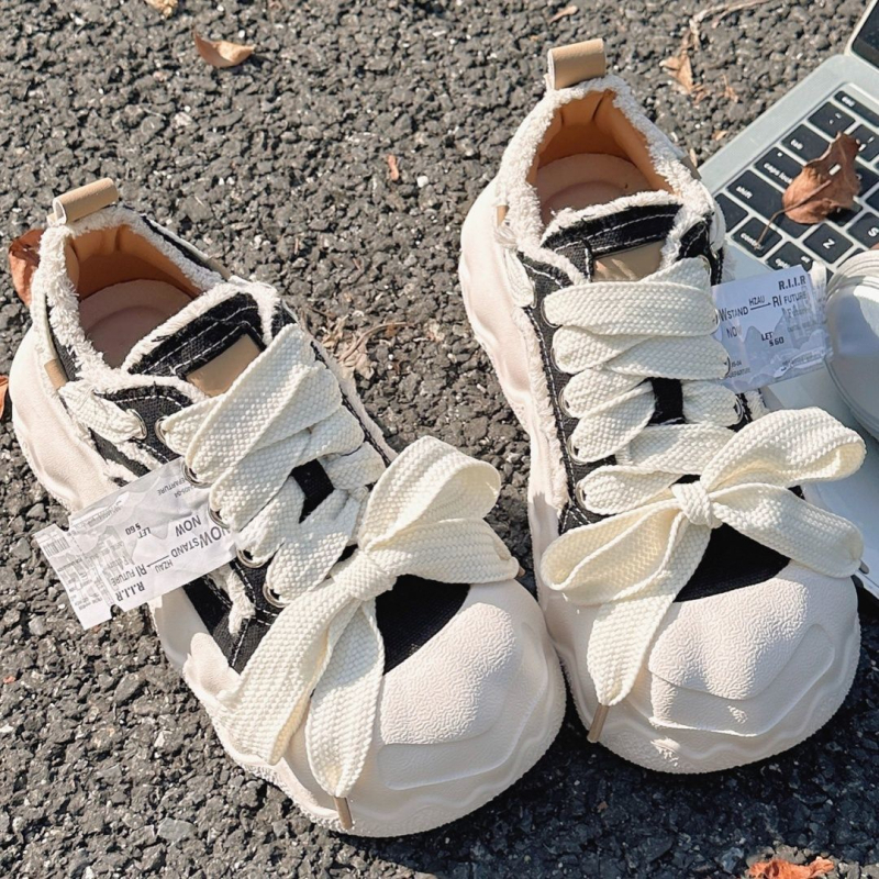 Canvas tenisky s hrubou platformou, vrchná časť z kanvasu, podrážka z peny, zapínanie šnúrkami, PU stielka