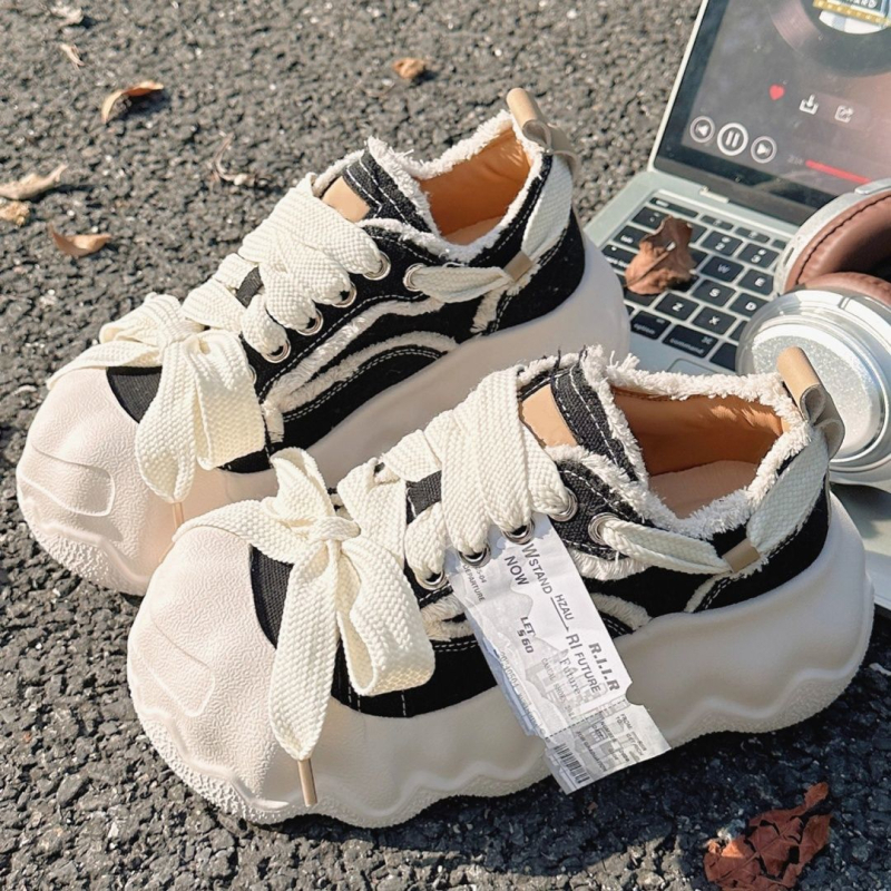 Canvas tenisky s hrubou platformou, vrchná časť z kanvasu, podrážka z peny, zapínanie šnúrkami, PU stielka