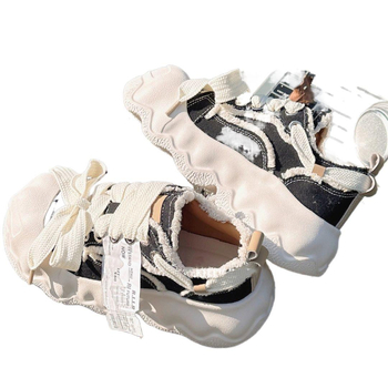 Canvasová obuv s hrubou platformou – Vrchný materiál: plátno; Podrážka: pena-guma; Zapínanie: šnúrky; Stielka: PU; Vnútorný materiál: bavlna