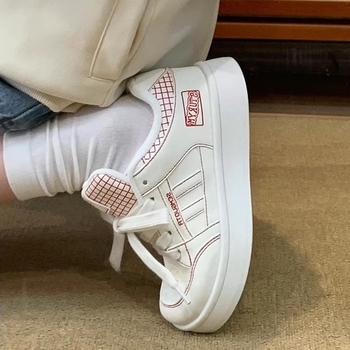 Ženské tenisky s hrubou podrážkou — horný materiál: umelá PU; podrážka: guma; výška hornej časti: stredná; zapínanie: šnúrky; výstelka: EVA