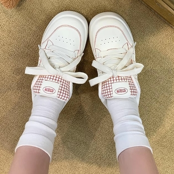 Ženské tenisky s hrubou podrážkou — horný materiál: umelá PU; podrážka: guma; výška hornej časti: stredná; zapínanie: šnúrky; výstelka: EVA