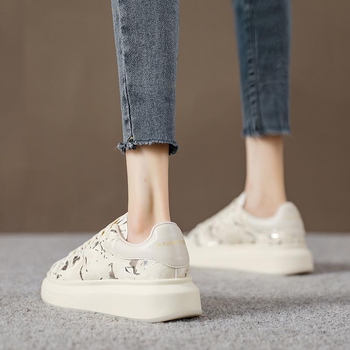 Dámske tenisky s hrubou podrážkou, okrúhla špička, vrchný materiál mikrovlákno, platforma 3–5 cm, gumová podrážka, latexová stielka