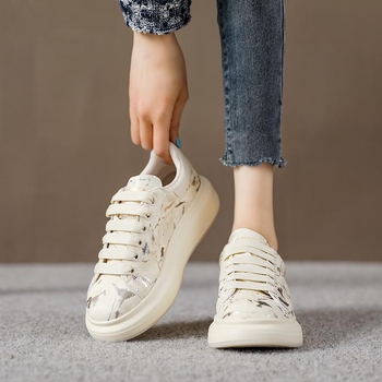 Dámske tenisky s hrubou podrážkou, okrúhla špička, vrchný materiál mikrovlákno, platforma 3–5 cm, gumová podrážka, latexová stielka