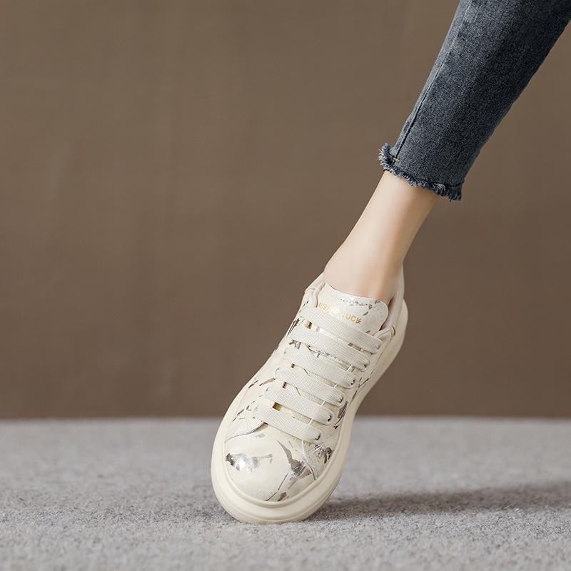 Dámske tenisky s hrubou podrážkou, okrúhla špička, vrchný materiál mikrovlákno, platforma 3–5 cm, gumová podrážka, latexová stielka