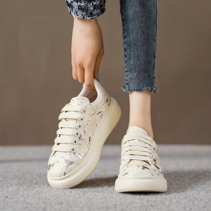 Dámske tenisky s hrubou podrážkou, okrúhla špička, vrchný materiál mikrovlákno, platforma 3–5 cm, gumová podrážka, latexová stielka