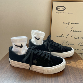 Hviezdne tenisky z plátna - semišový vršok, gumová podrážka, nízky strih, šnúrkové zapínanie, ľahké a priedušné