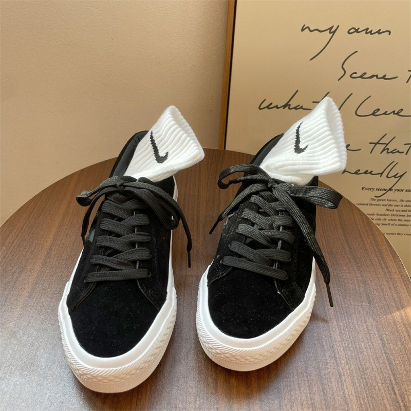 Hviezdne tenisky z plátna - semišový vršok, gumová podrážka, nízky strih, šnúrkové zapínanie, ľahké a priedušné