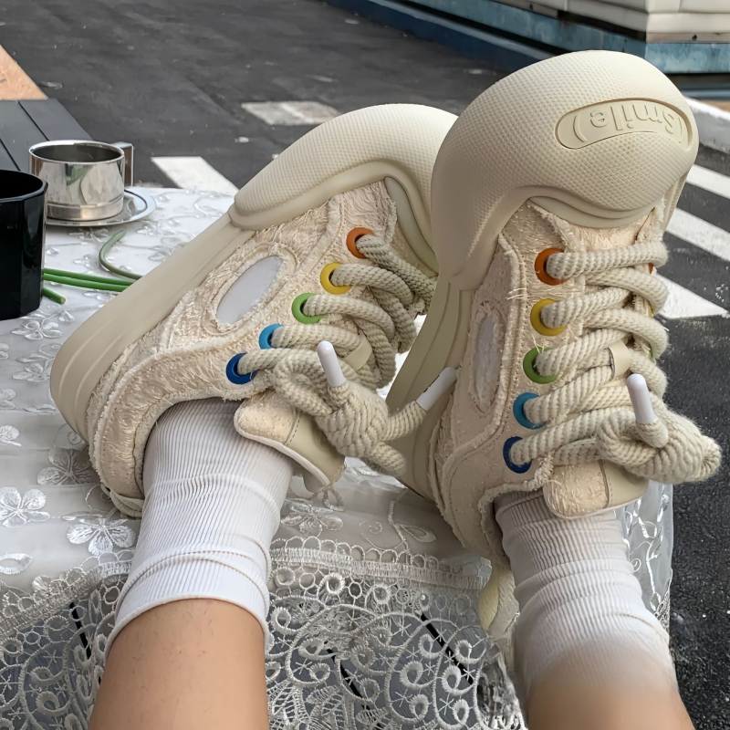 Tenisky z plátna s vyvýšenou podrážkou, nízkym vrchom, šnúrkami, pláteným horným dielom, gumovou podrážkou