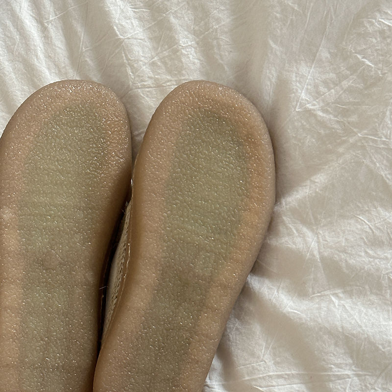 Canvasové tenisky pre ženy - nízky horný diel, šnurovanie, gumová podrážka, vnútorná vrstva z syntetickej kože, ľahké