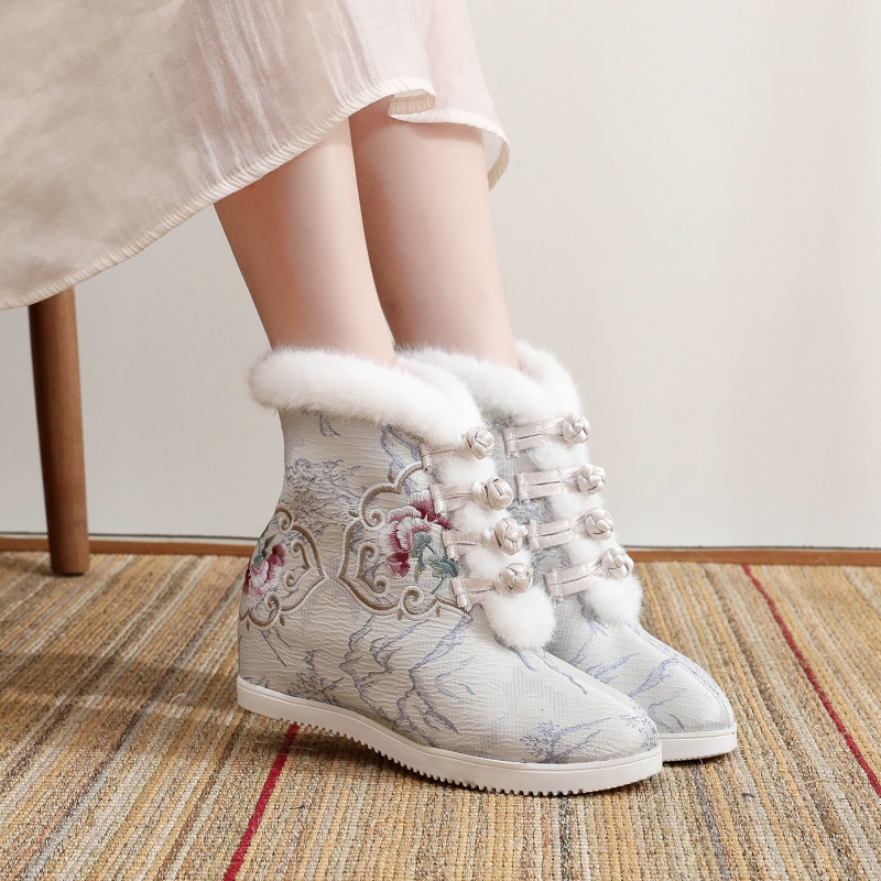 Hanfu ботуши с бродерия; платнена горна част, подплата с изкуствен пух, подметка от говеждо сухожилие, клиновиден ток, закопчаване с катарама