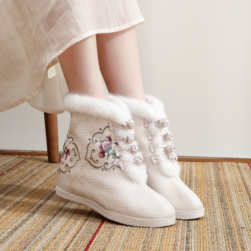 Hanfu ботуши с бродерия; платнена горна част, подплата с изкуствен пух, подметка от говеждо сухожилие, клиновиден ток, закопчаване с катарама