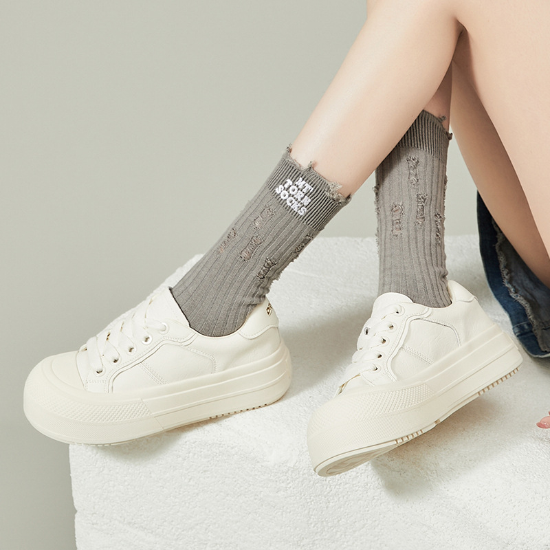 Дамски обувки на платформа с кръгла носка, височина на платформата 3-5 cm, двуслойна кожена горна част, PU стелка, гумирана подметка, предно връзване