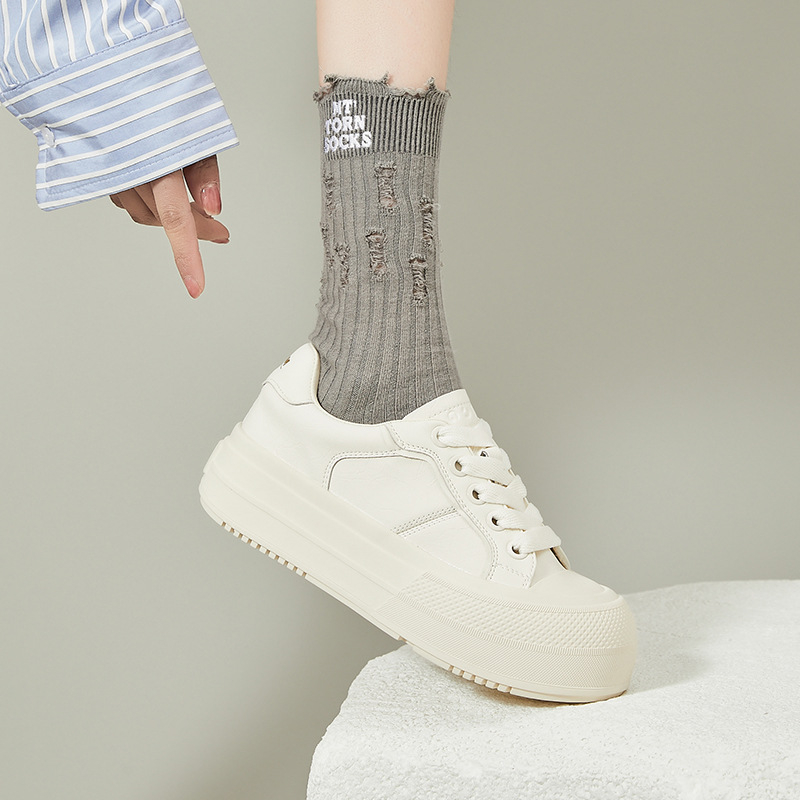 Дамски обувки на платформа с кръгла носка, височина на платформата 3-5 cm, двуслойна кожена горна част, PU стелка, гумирана подметка, предно връзване