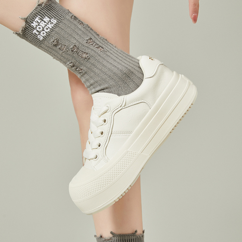 Дамски обувки на платформа с кръгла носка, височина на платформата 3-5 cm, двуслойна кожена горна част, PU стелка, гумирана подметка, предно връзване