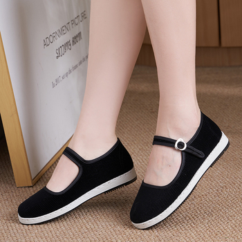 Pantofi din pânză cu partea superioară din bumbac, talpă din material compozit, închidere cu cataramă pe o singură curea, toc plat, vârf rotund