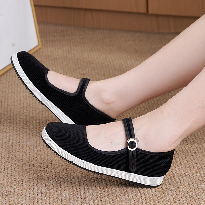 Pantofi din pânză cu partea superioară din bumbac, talpă din material compozit, închidere cu cataramă pe o singură curea, toc plat, vârf rotund