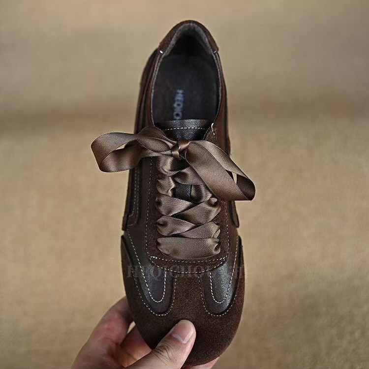 Pantofi cu platformă, din piele de vită și nubuk, închidere cu șireturi în față, vârf rotund, toc 3–5 cm